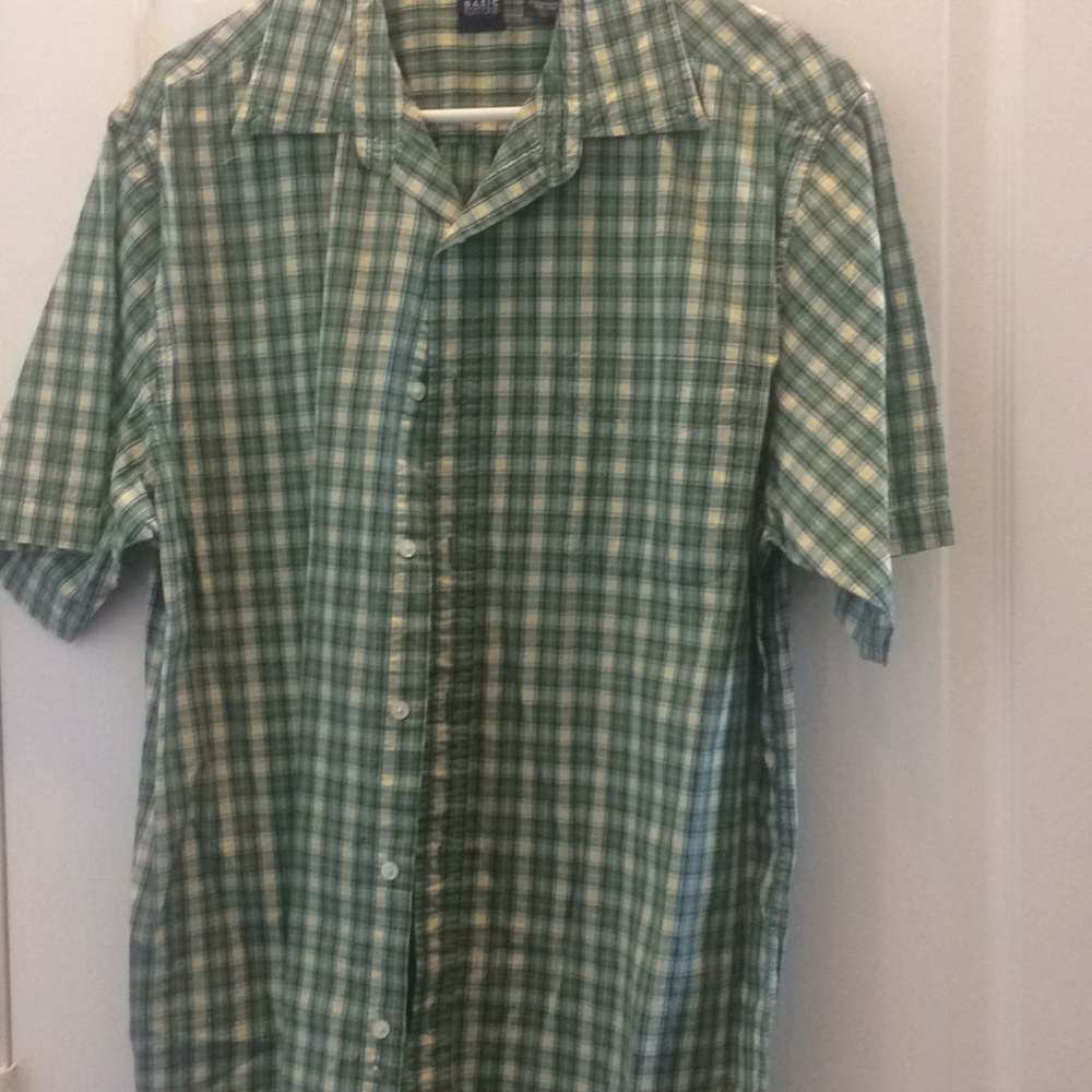 FINAL MARKDOWN Men’s basic editions shirt large